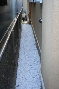 歩くと音が鳴る「防犯砂利」