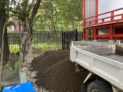 畑土を名古屋市 長楽寺にお届け(土とトラック)