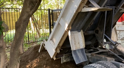 畑土を名古屋市 長楽寺にお届け(トラックから畑土を下す)